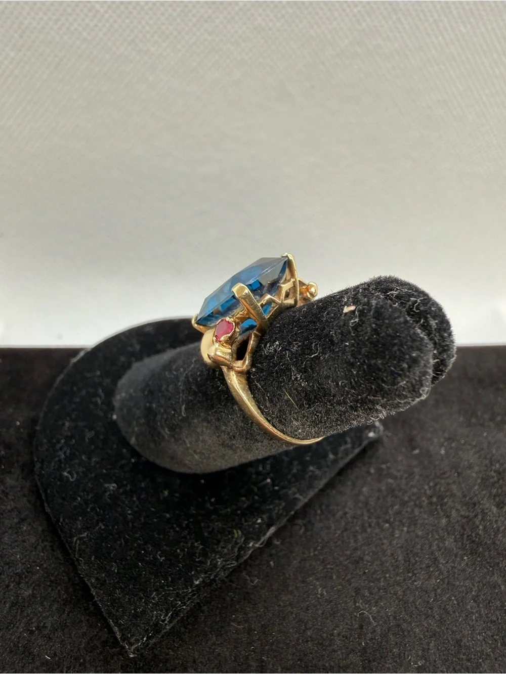 Vintage CS 10K Gold Blue Stone Ring Ruby Accents Size 3.75